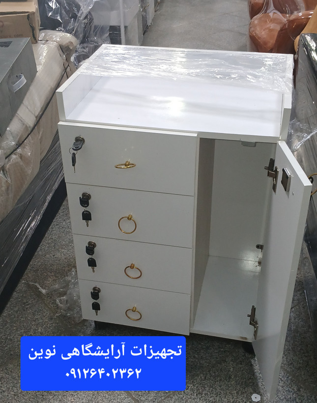 ترولی آرایشگاهی چوبی قفلدار چهارکشو یه در دررنگ بندی سفیدومشکی