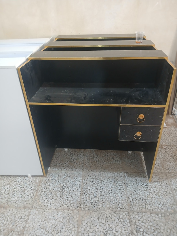 کانتر آرایشگاهی دررنگ بندی سفیدومشکی وکیوم کرکره ای کپی