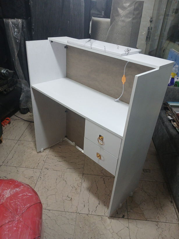 میزکانتر میزمنشی دررنگ بندی سفیدومشکی