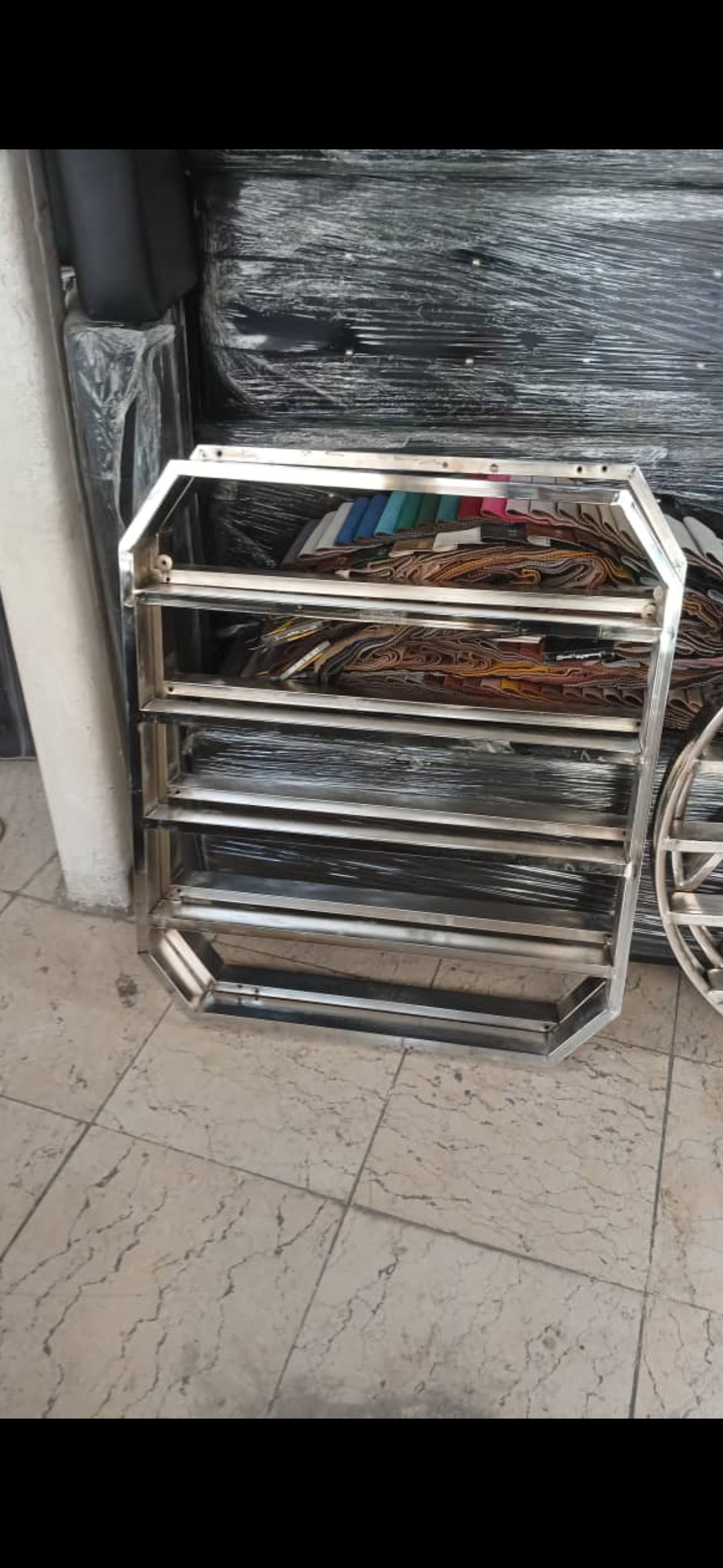 استند لاک دیواری شش ضلعی فلزی دررنگ بندی طلایی ونقره ای مشکی