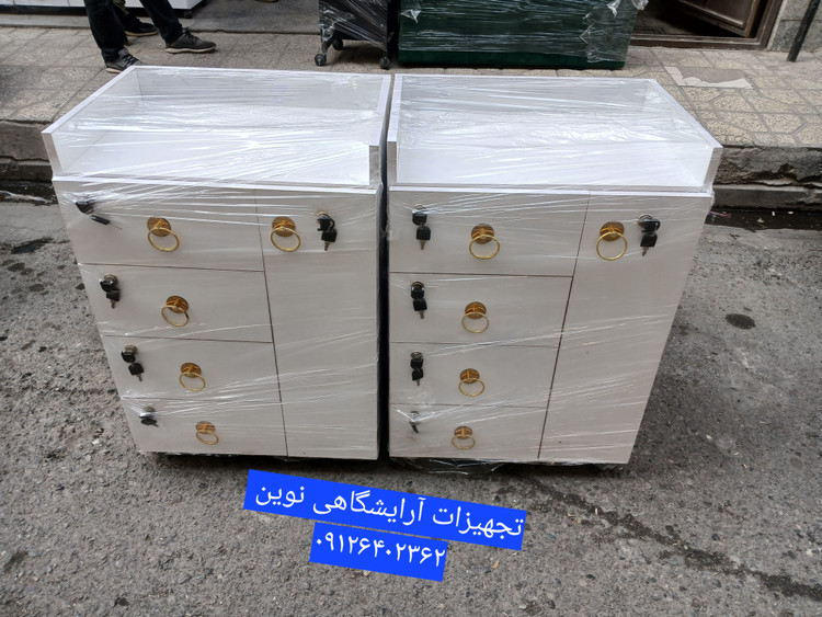 ترولی آرایشگاهی چوبی قفلدار چهارکشو یه در دررنگ بندی سفیدومشکی